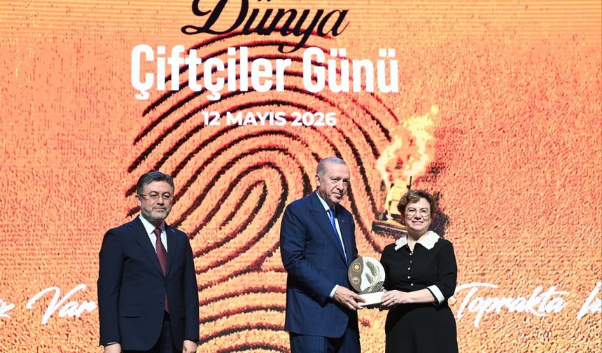 Torbalılı kadın üreticiye Dünya Çiftçiler Gününde Külliye’de büyük onur