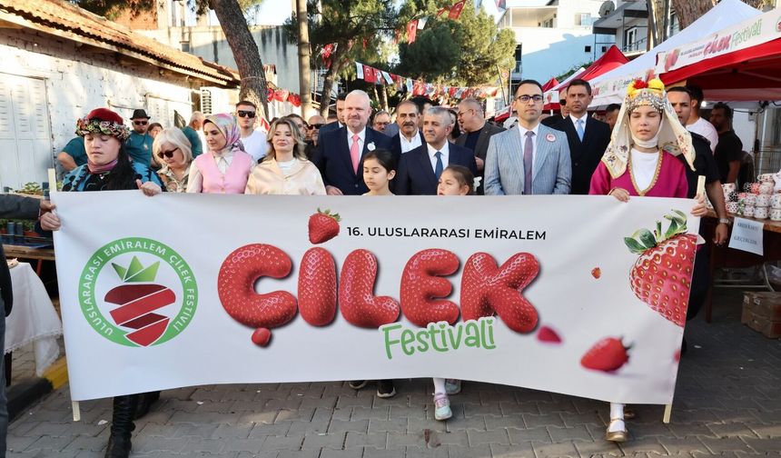 Emiralem Çilek Festivali'ne görkemli açılış: Derya Bedavacı sahnede devleşti