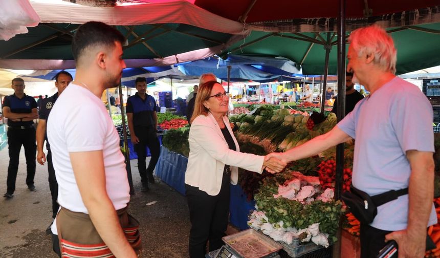 Güzelbahçe’de Başkan Vekili Akın pazarda vatandaşla buluştu