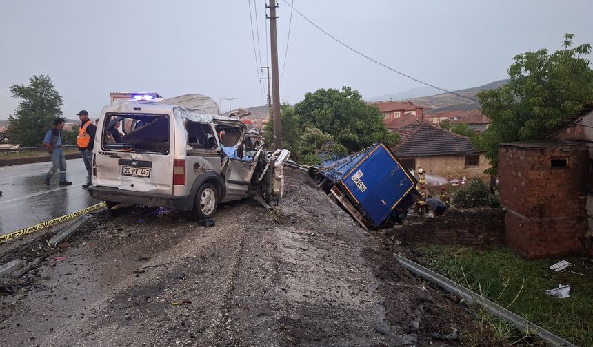 İzmir-Uşak yolunda feci kaza: 2 ölü, 4 yaralı