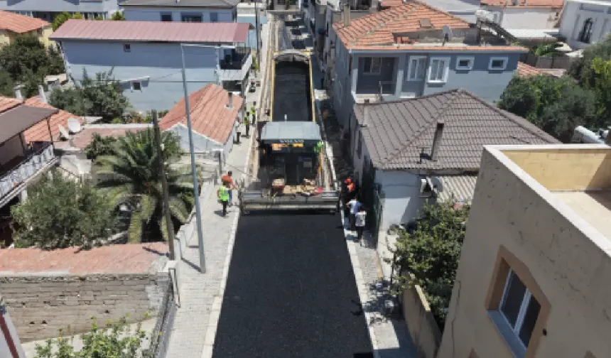 Urla’nın yolları yenileniyor: 50 bin ton sıcak asfalt, 60 bin metrekare parke döşenecek