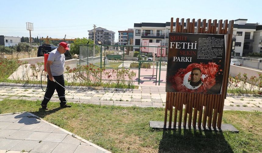 Menderes’te parklar temizleniyor, yeşil alanlar ilaçlanıyor