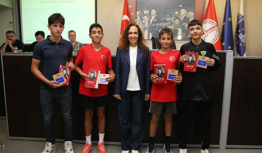 Karşıyaka’nın “altın çocukları” Belediye Meclisi’nde ödüllendirildi