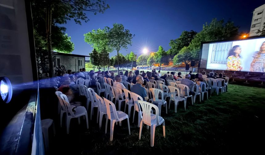 İzmir’de Gezici Açıkhava Film Günleri Karabağlar’dan başladı