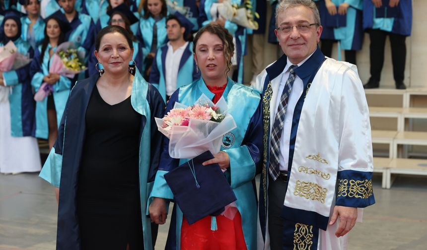 Görme engelli Kardelen annesinin desteğiyle üniversiteden mezun oldu