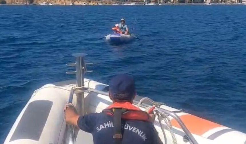 İzmir’de denizde can pazarı: Foça’da sürüklenen lastik bottaki 2 kişi kurtarıldı
