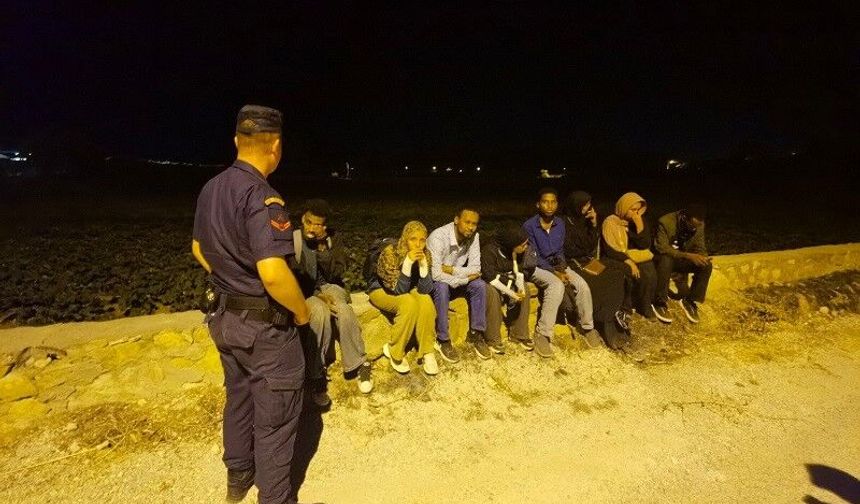 Foça ve Çeşme’de göçmen operasyonu: 36 kişi yakalandı