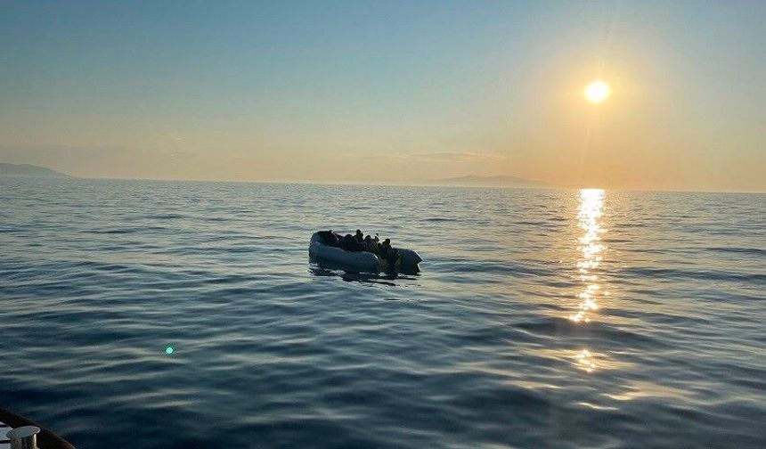Çeşme açıklarında gece operasyonu: 20 düzensiz göçmen yakalandı