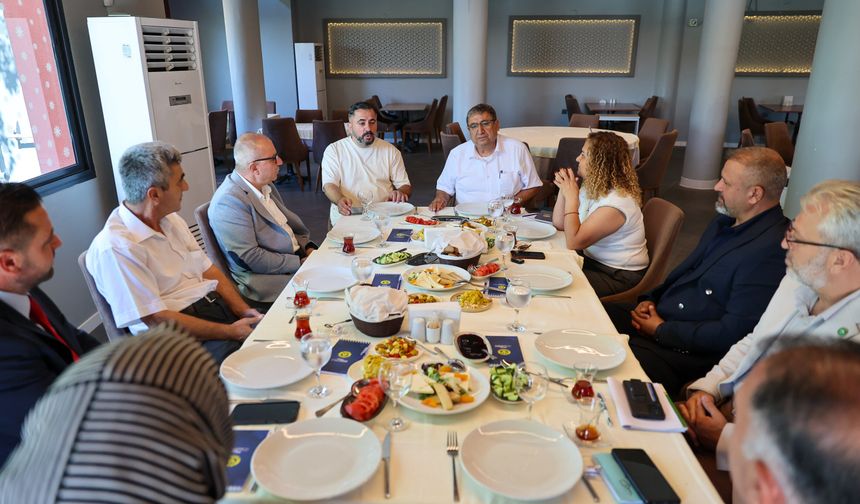 Hüseyin Benzer, Buca’da 8 siyasi partinin temsilcilerini aynı masada buluşturdu