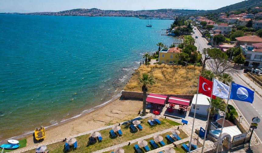 Ayvalık Belediyesi plajlarında Mavi Bayraklar göndere çekildi
