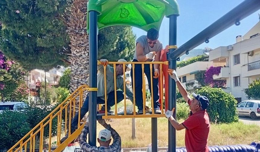 Menderes'in sahil mahallelerindeki parklara yeni oyun grupları kuruldu