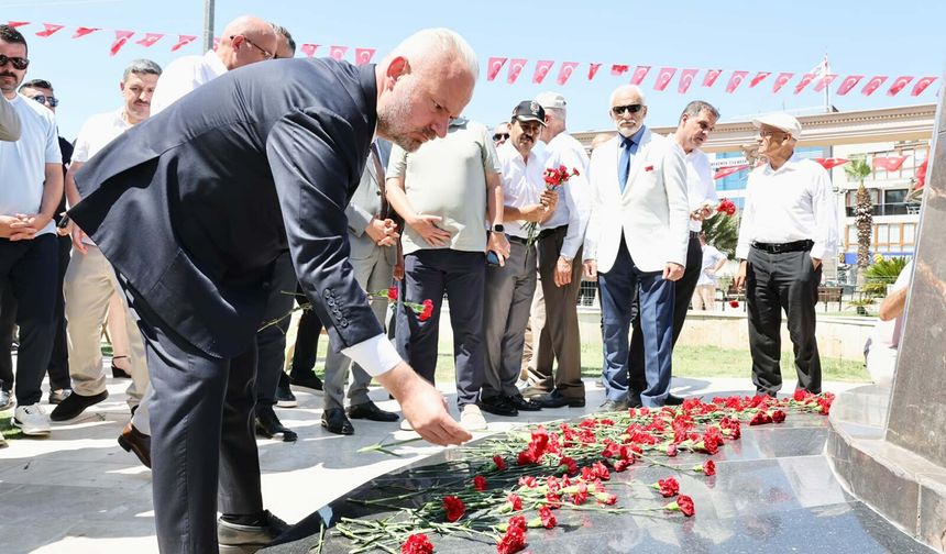 Menemen’de Srebrenitsa Anıtı’na karanfiller bırakıldı