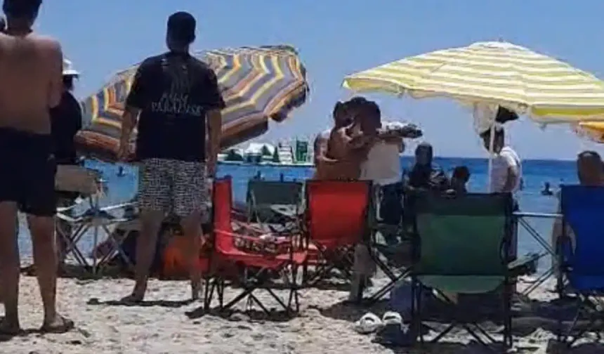 İzmir Çeşme Altınkum Plajı’nda “Şemsiye açamazsın” kavgası kamerada