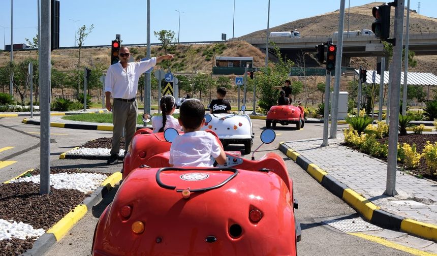 Menemen'de trafik eğitimi küçük yaşta başlıyor: Asarlık’ta çocuklar kuralları parkurda öğreniyor