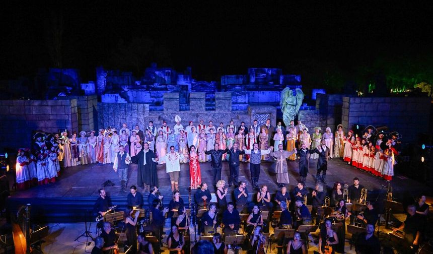 Efes’te 13 günlük sanat şöleni Tosca ile kapandı