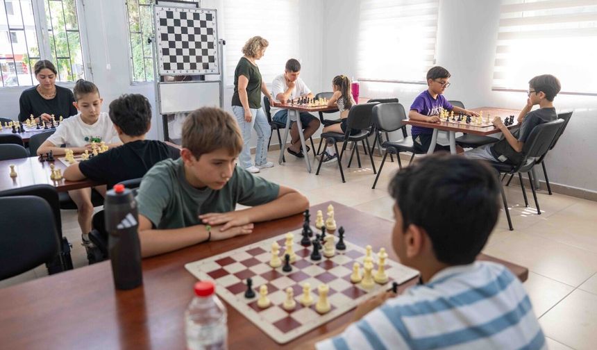 Bornova’da yaz kurslarına yoğun ilgi: 1.706 kişi eğitim alıyor