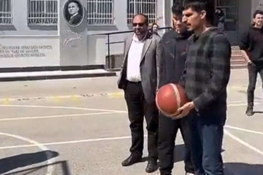Liseli gençler görme engelli öğretmenlerine basket attırdı! Video sosyal medyada gündem oldu