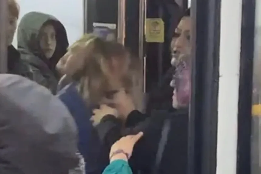 İstanbul'da bir otobüste iki kadın saç başa kavga etti! İşte o anlar...