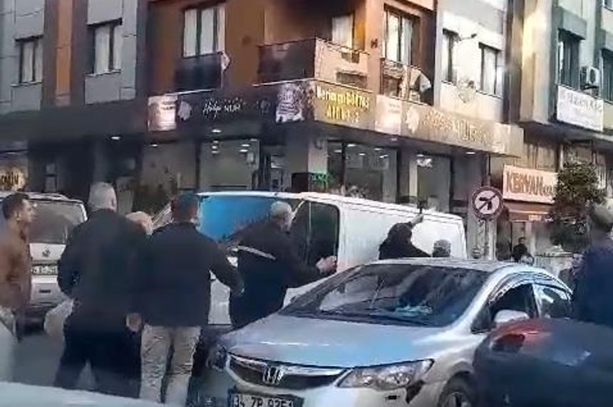 İstanbul'da trafik kavgası dehşeti! Tartıştığı sürücüye baltayla saldırdı