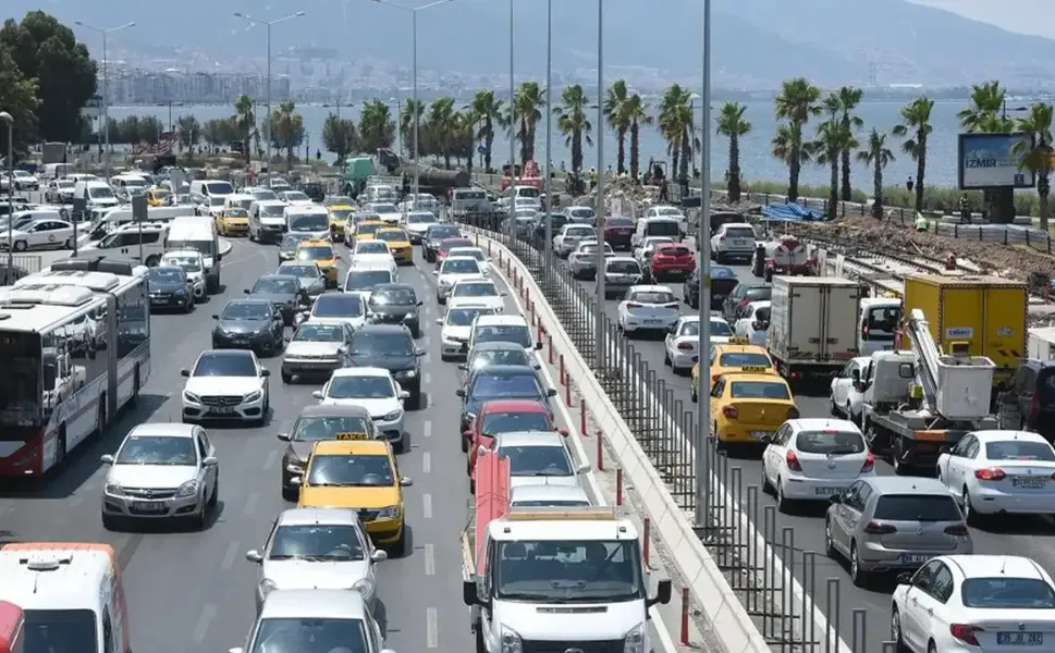 Hafta sonu trafiğinde dikkat çeken tablo: Turistik bölgeler yoğun, merkez sakin!