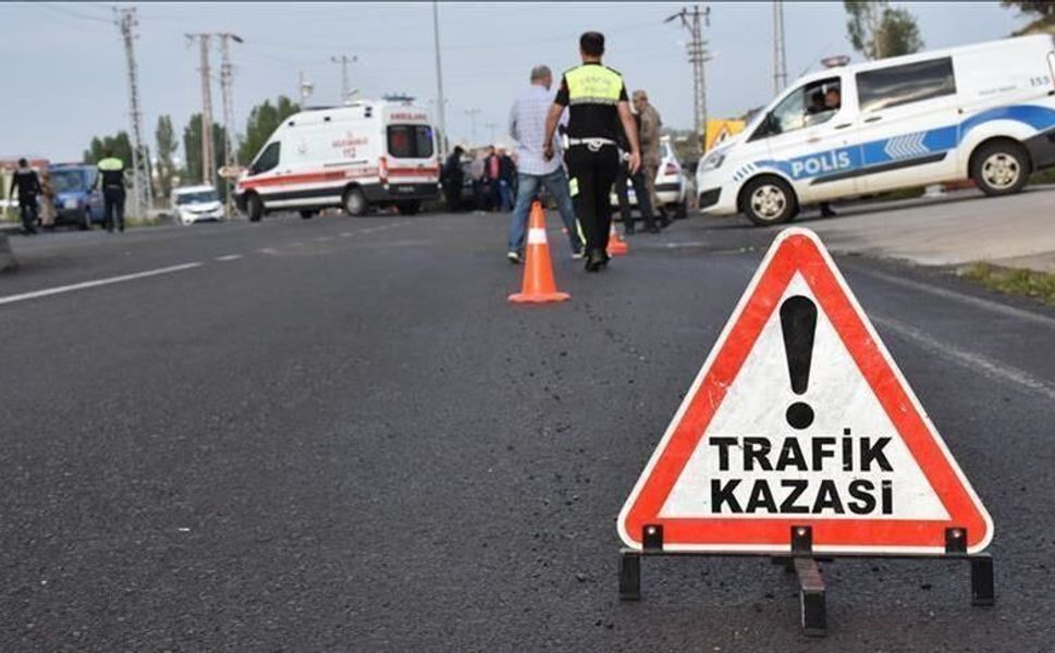 Kiraz’da otomobil ile kamyonet çarpıştı: 3 kişi yaralandı