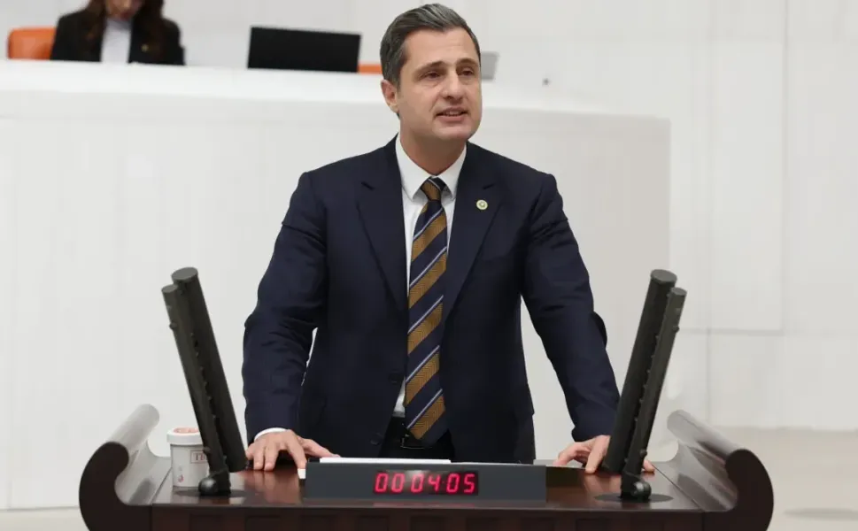 Deniz Yücel, CHP'den istifa etti: "Bu hukuksuz sürecin parçası olmayı reddediyorum"