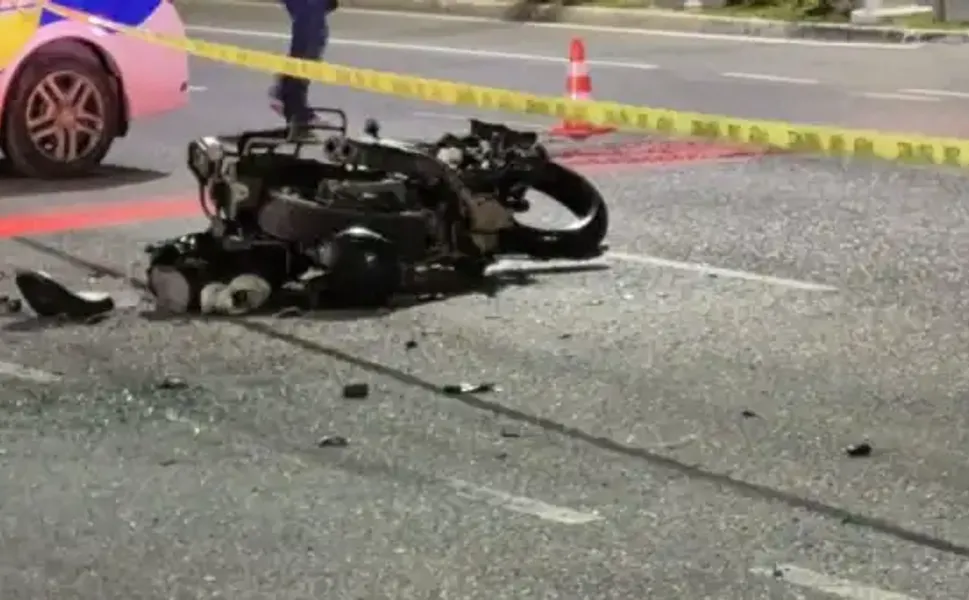 İzmir'de feci kaza... Otomobil motosiklete çarpıp kaçtı!