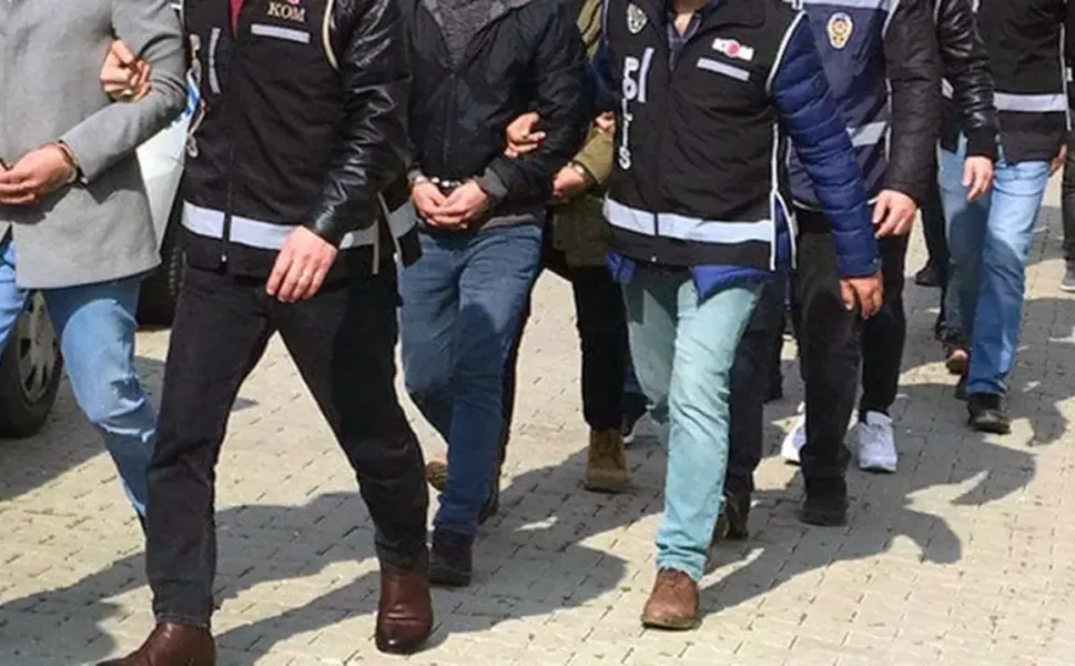 İzmir'de 2.5 milyon TL'lik kaçak alkol ve tütün operasyonu