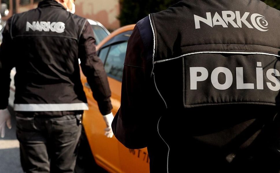 İzmir polisinden kaçamadı... 25 yıl hapis cezasıyla aranan zehir taciri, saklandığı adreste yakalandı