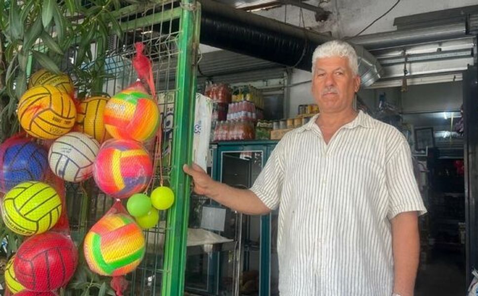 İzmir'de bu bakkala giren 90'lı yıllara yolculuk yapıyor