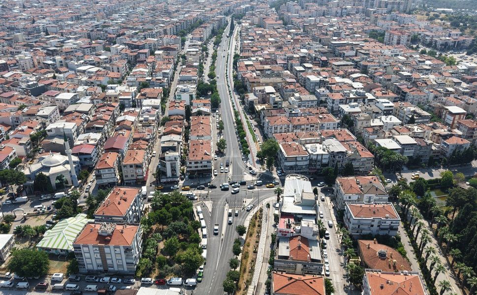 İzmir'in en işlek noktalarından biri... O cadde baştan sona yenilendi!
