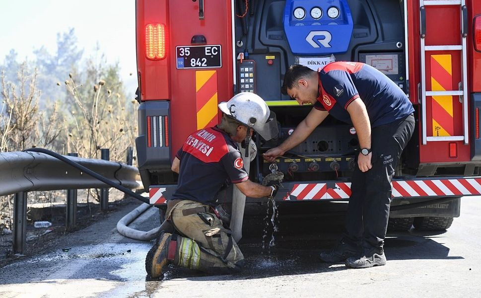 İzmir İtfaiyesi'nden yürek ısıtan müdahale: Yangından etkilenen bukalemun kurtarıldı