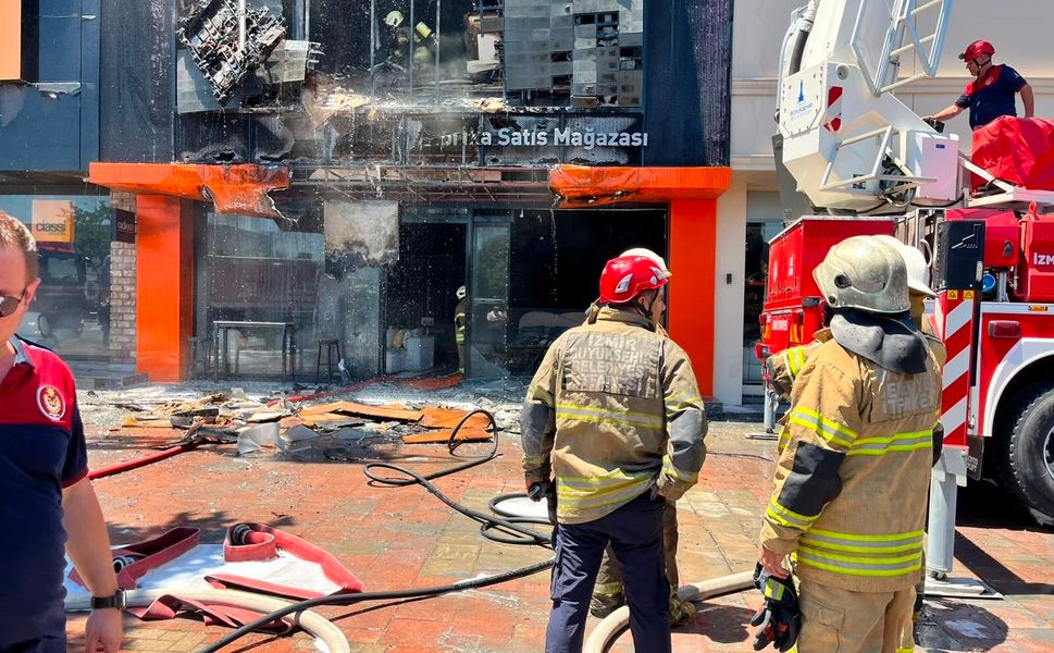 İzmir’de mobilya mağazasında yangın: İş yeri kullanılamaz hale geldi