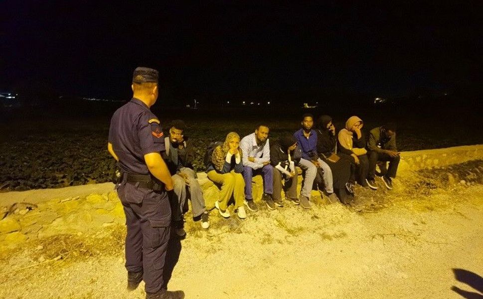 Foça ve Çeşme’de göçmen operasyonu: 36 kişi yakalandı