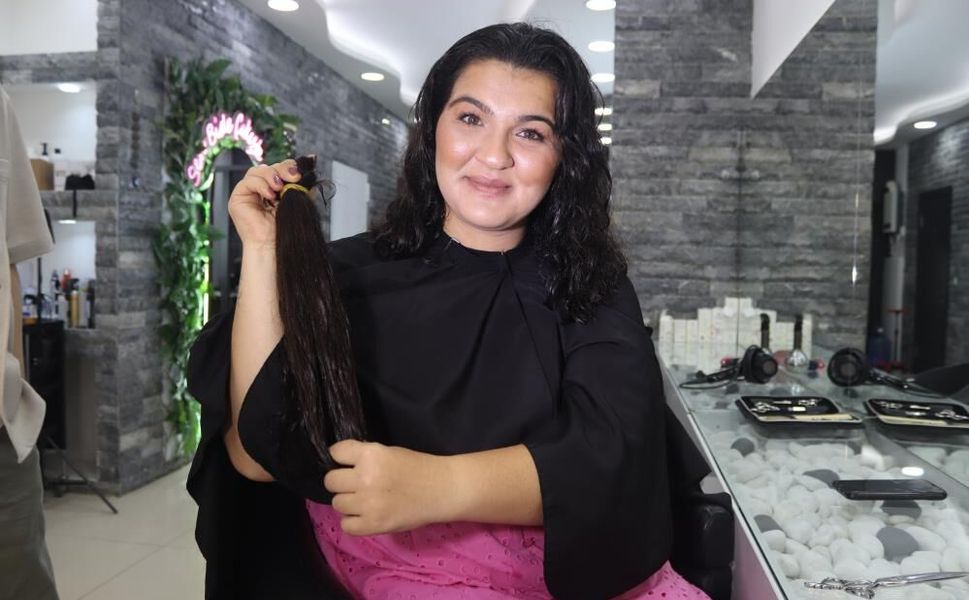 Beş yıl uzattığı saçlarını kanser hastası çocuklara bağışladı