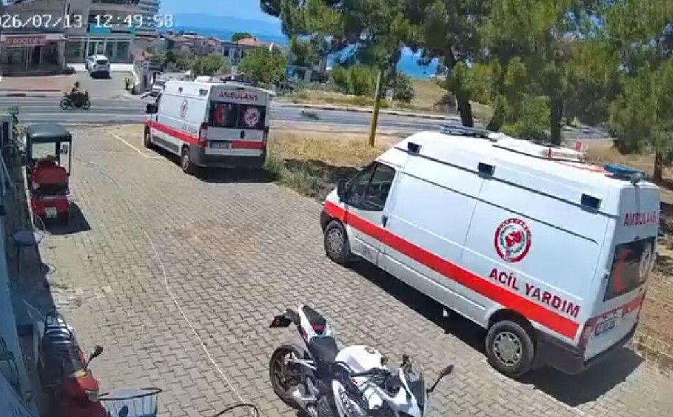İzmir’de motosiklet kazası kameralara yansıdı: 26 yaşındaki sürücü yaşamını yitirdi