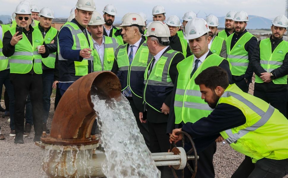 İzmir'in jeotermal sera yatırımında yeni adım: İlk ruhsatlar yatırımcılara teslim edildi