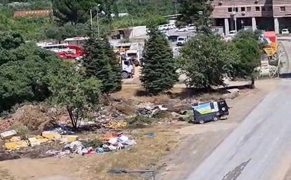Kemalpaşa Belediyesi binasının arkasındaki çöp ve moloz yığınına vatandaşlardan tepki