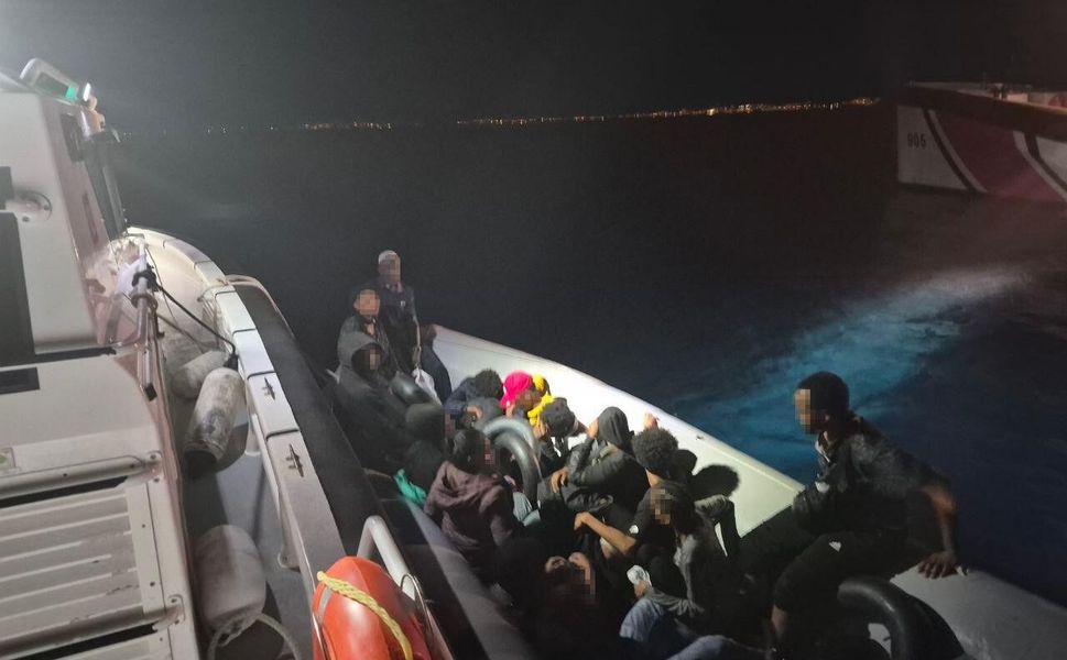 İzmir açıklarında can pazarı! Lastik botta 14 düzensiz göçmen yakalandı