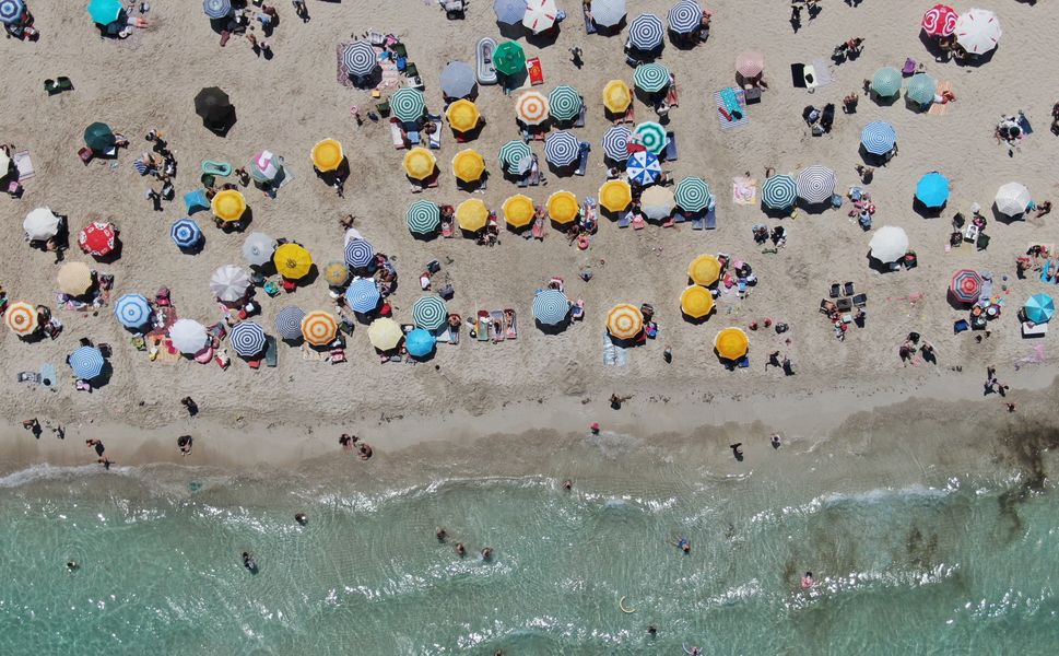 Çeşme’de hafta sonu hareketliliği: Tatilciler Ilıca Plajı'nı doldurdu