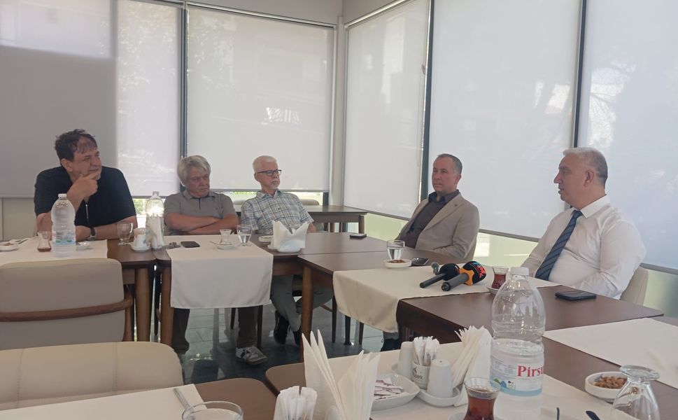 Bergama Belediye Başkanı, 19 meclis üyesi ile Yeni Parti'ye geçti