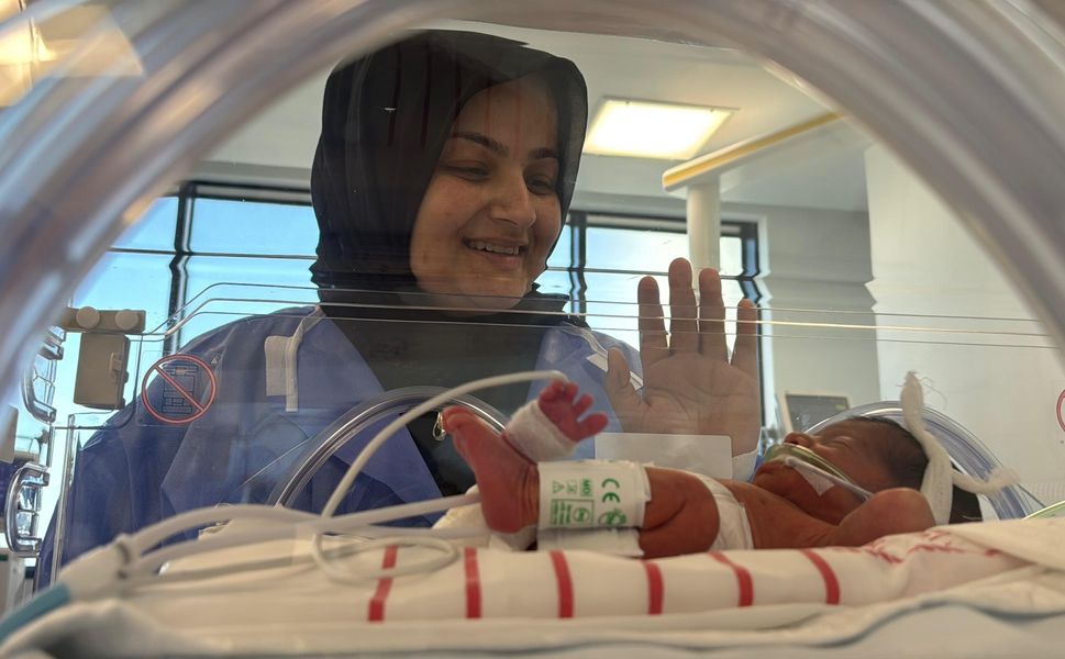 İzmir'de anne karnında ayrık omurga ameliyatı Ömer Asaf'a umut oldu