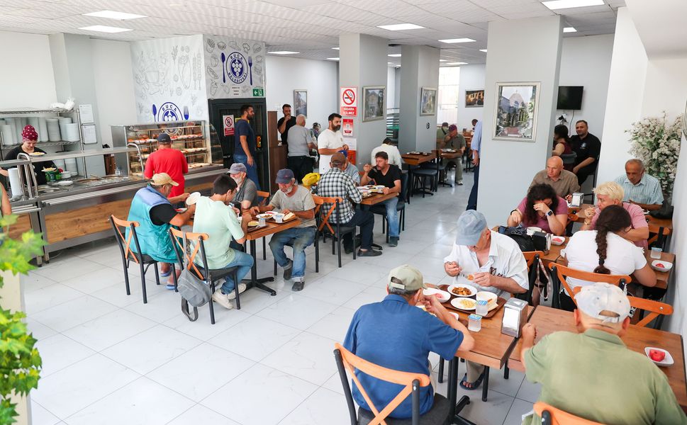 İzmir'deki dar gelirli vatandaşlara can suyu oluyor: Kent Lokantaları'nda 'Askıda Yemek' uygulaması!