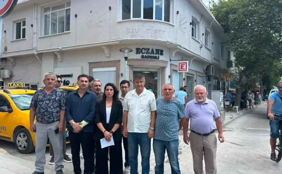CHP Dikili’de bina tartışması…15 metrekarelik odayı ilçe binası diye gösterdiler!