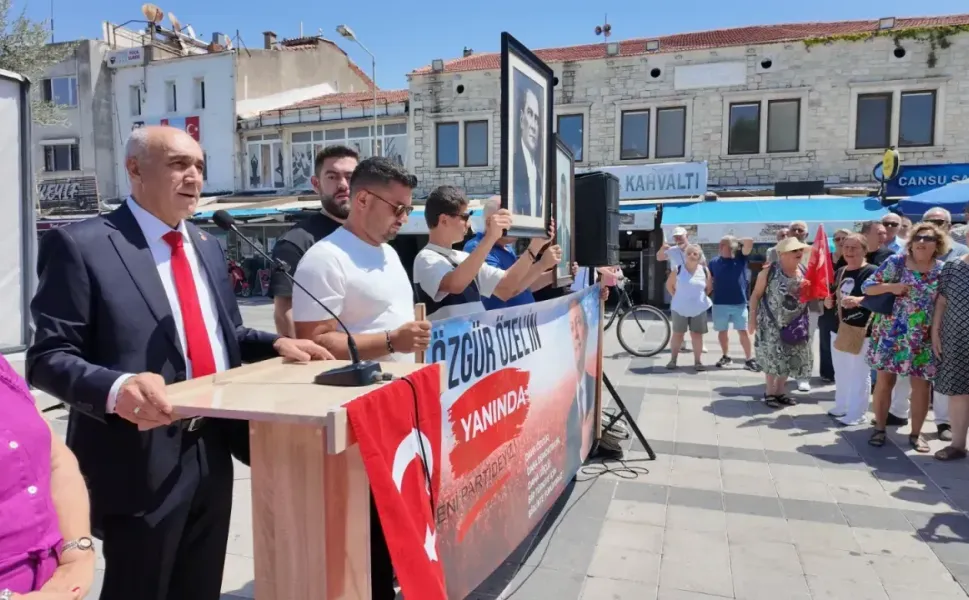 CHP Foça yönetimi, kadın ve gençlik kollarıyla istifa etti