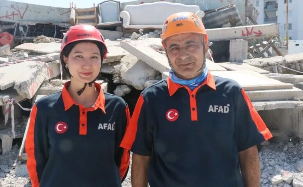 İzmir AFAD'da yürek ısıtan dayanışma: Baba-kız aynı timde can kurtarıyor