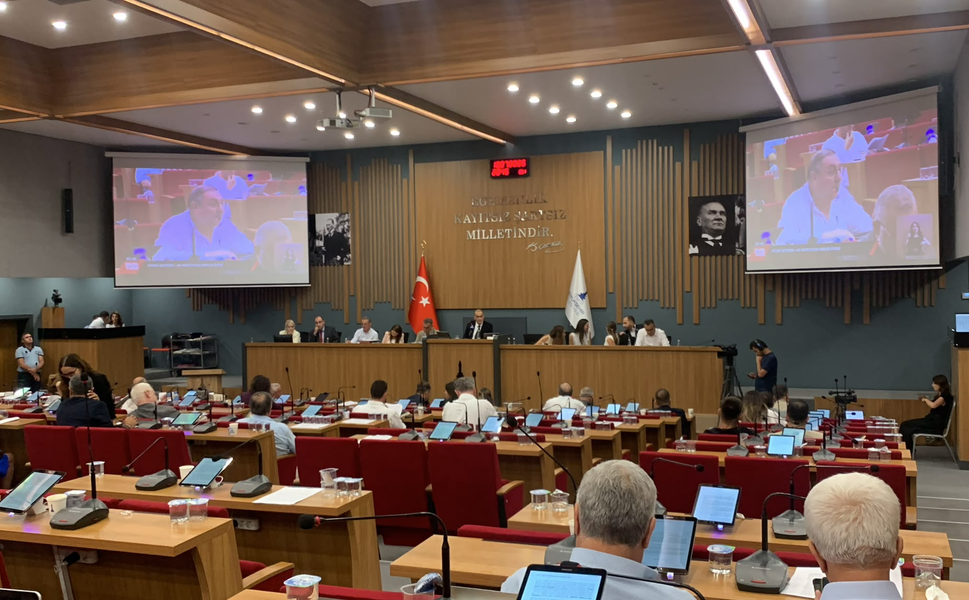 İzmir Büyükşehir Belediye Meclisinde CHP grubunda çatlak: Kendi üyelerinden ret oyları