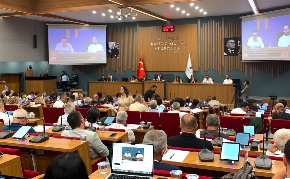 İzmir Büyükşehir Belediye Meclisinde yeni dönem: Canlı yayın kararı geri çekildi