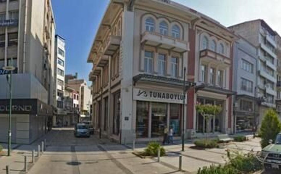 İzmir'de silahlı saldırı: Kaçmaya çalışan saldırganı trafik polisi yakaladı