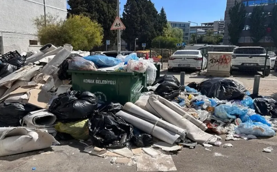 İzmir'de tepki çeken görüntüler! Molozlar yola kadar taştı
